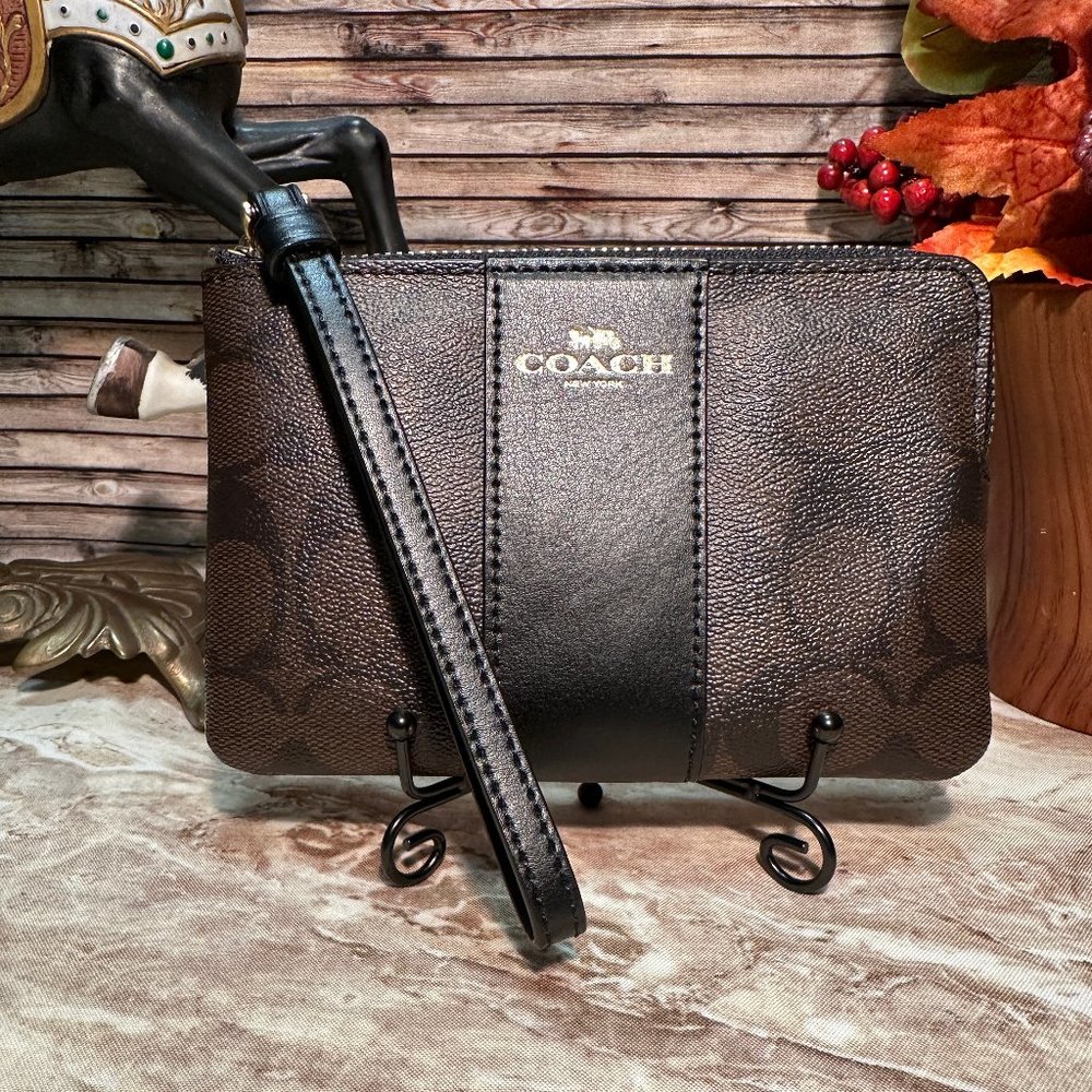 NWT & Dustbag Coach Corner Zip Wristlet
